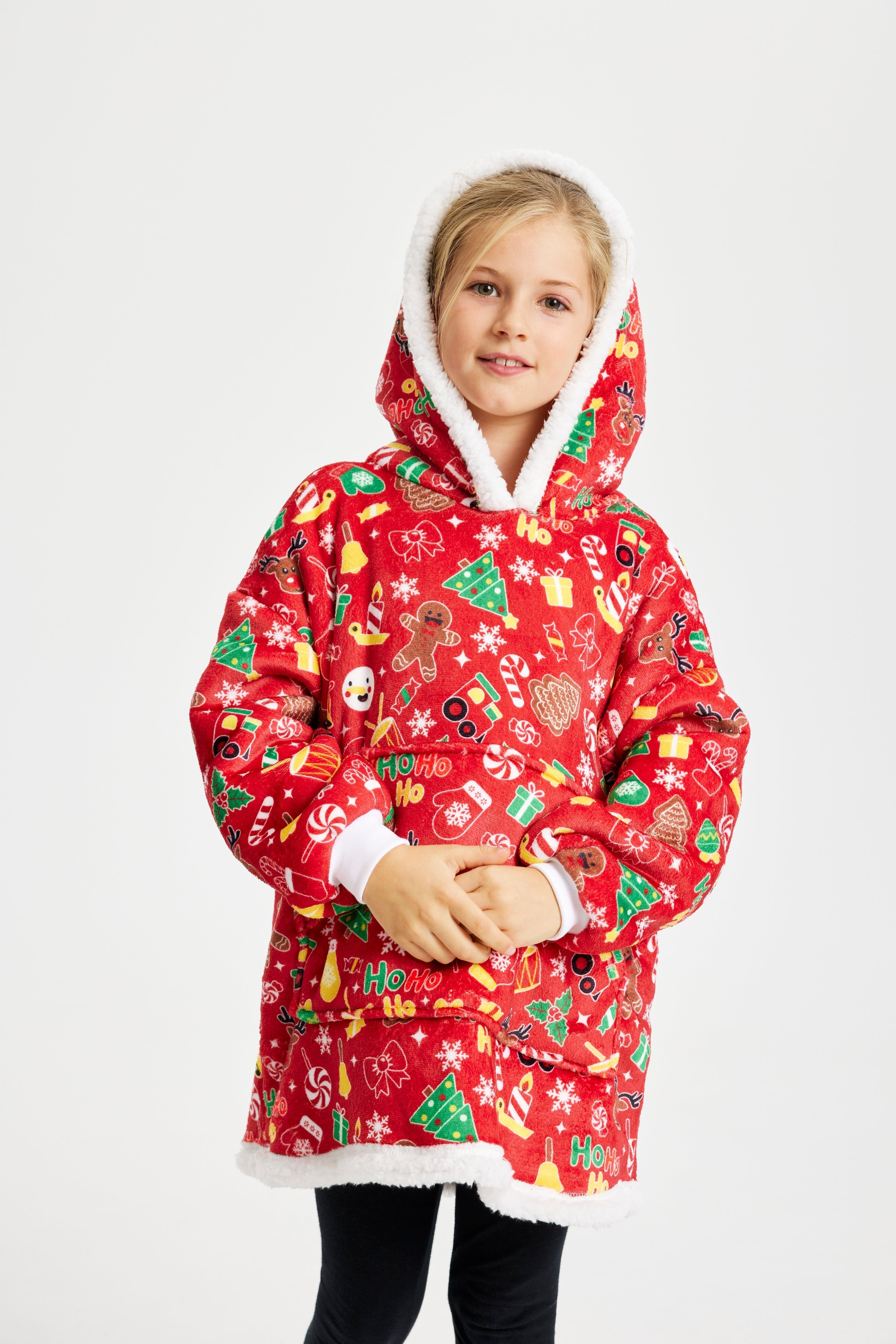 Un bambino che indossa un maglione natalizio rosso con un motivo.